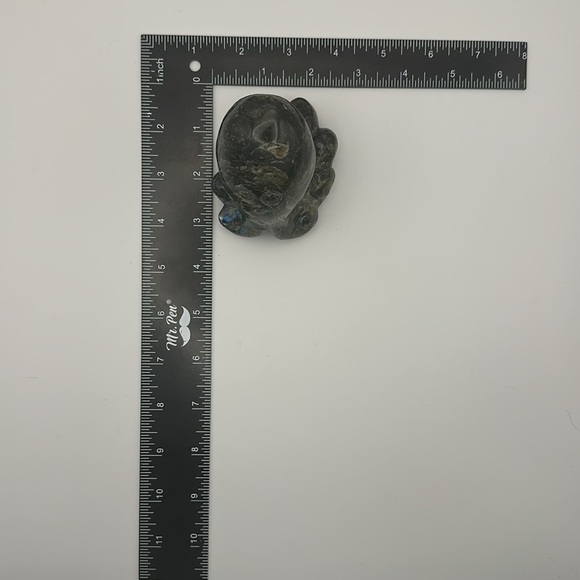 Natural blue flash labradorite octopus carving - Picture 6 of 8